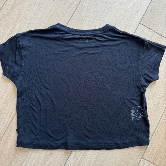 lululemon athletica Black Animal/Zebra Textured Short Sleeve Crop Tee - Picture 4 of 6